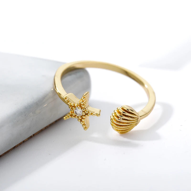 Bague Ajustable Dorée à Cabochon Résine Thème Marin - Sable, Coquillages Et étoiles