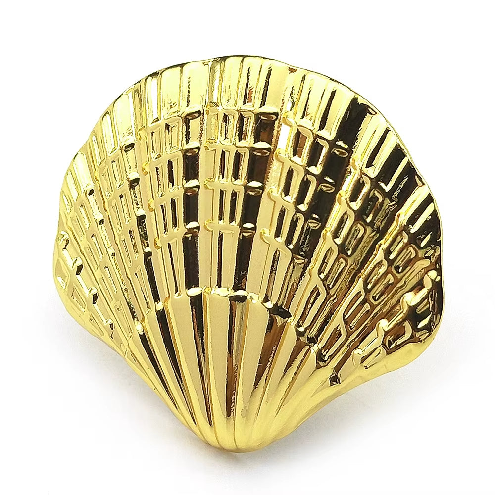 Bague Coquillage Brillante en Acier Inoxydable sur fond blanc