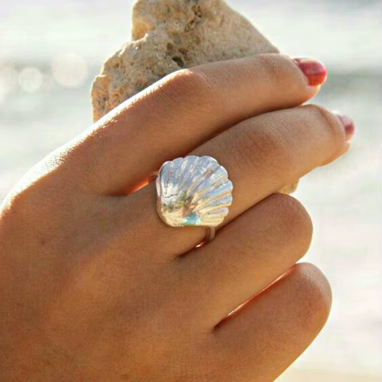 Bague Coquillage en Cuivre sur la main d'une femme