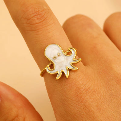 Bague Coquillage Design Poulpe sur le doigt d'une femme