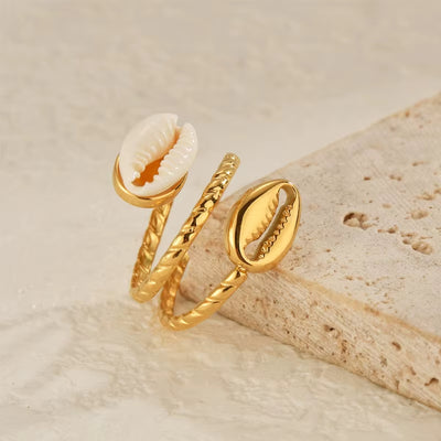 Bague Coquillage Dorée avec Cauri sur fond beige