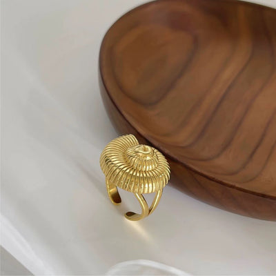 Bague Coquillage Escargot en Acier Inoxydable sur fond marron et beige