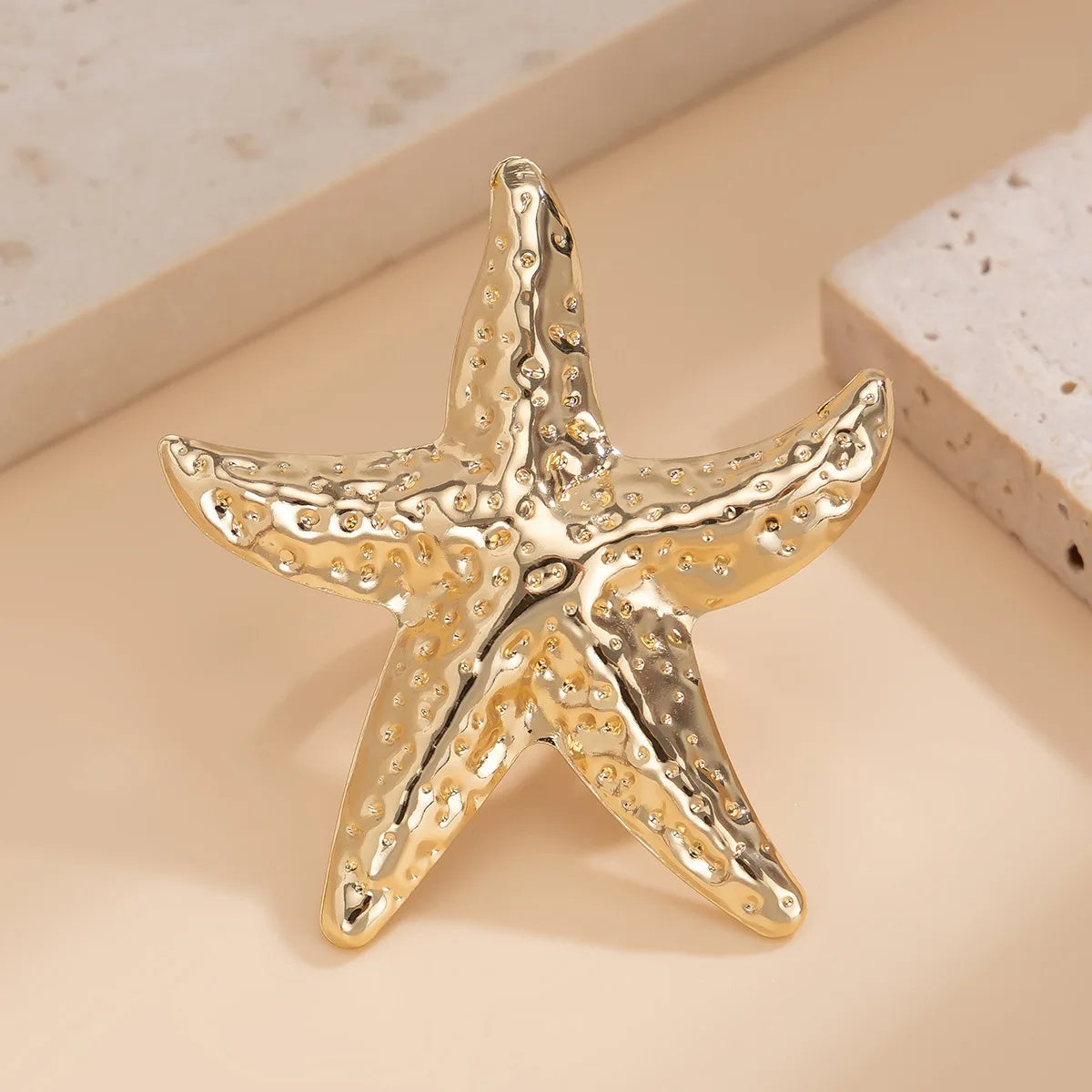 Bague Coquillage Etoile de Mer sur fond beige