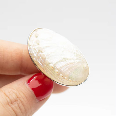 Bague Coquillage d’Ormeau sur les doigts d'une femme