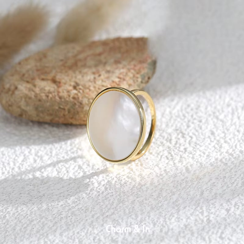 Bague Coquillage Ronde sur fond blanc et beige