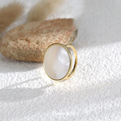 Bague Coquillage Ronde sur fond blanc et beige