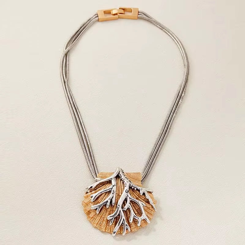 Bijou de Corps Coquillage Corail sur fond beige