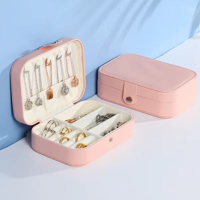 Boîte à Bijoux Rose en Cuir sur fond bleu et blanc