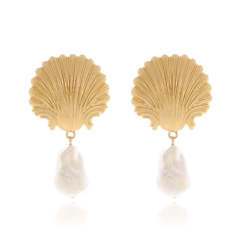 Boucle d’Oreille Coquillage Baroque sur fond blanc