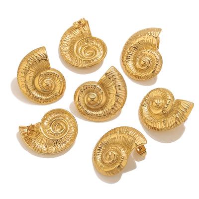 Boucle d’Oreille Coquillage Design Escargot sur fond blanc