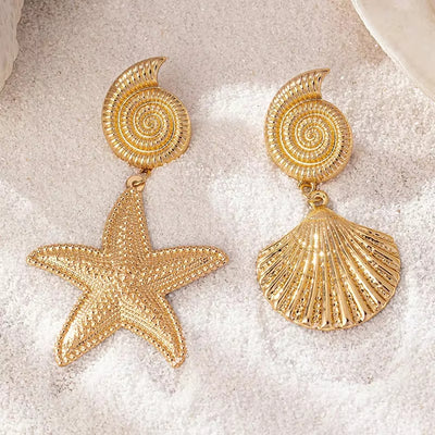 Boucle d’Oreille Coquillage Dorée sur fond blanc