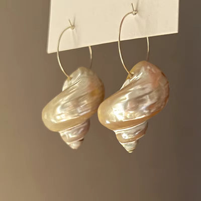 Boucle d’Oreille Coquillage Épurée sur fond gris