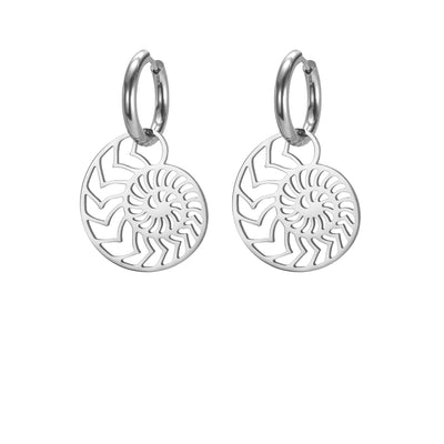 Boucle d’Oreille Coquillage Escargot sur fond blanc