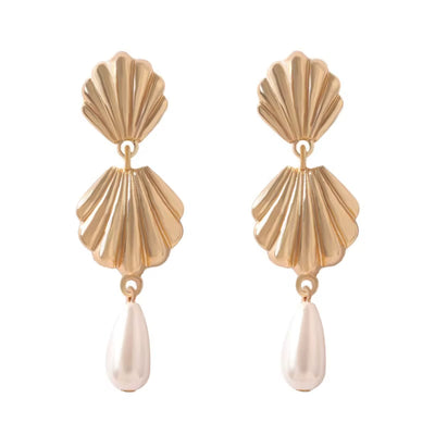 Boucle d’Oreille Coquillage Pendante sur fond blanc
