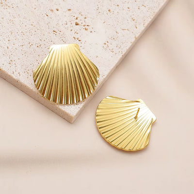 Boucle d’Oreille Coquillage Raffinée sur fond beige