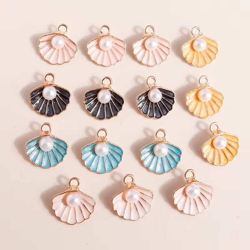 Lot de 10 Perles en Coquillage Colorées sur fond beige